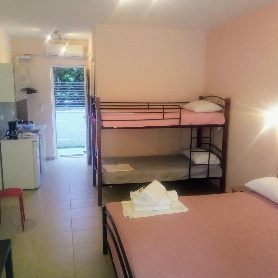 Persefoni Rooms Apartments & Mezonetes โตโรนี ภายนอก รูปภาพ